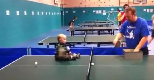 bebe jugando ping pong